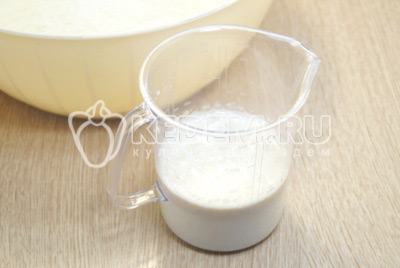 Дрожжи развести в теплом молоке с 1 чайной ложкой сахара и оставить на 15 минут. Добавить дрожжи в яичную смесь.