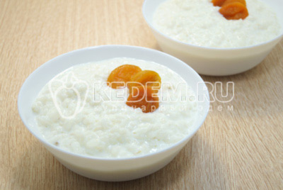 Разложить по тарелкам рисовую кашу и добавить по желанию сахар, ягоды, сухофрукты.