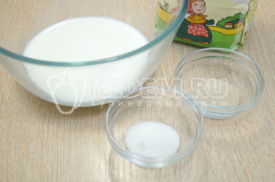 В 100 мл. тёплого молока развести дрожжи с 1 ч.л сахара.