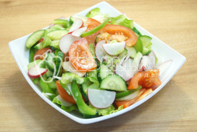 Выложить наш салат из свежих овощей в салатницу.