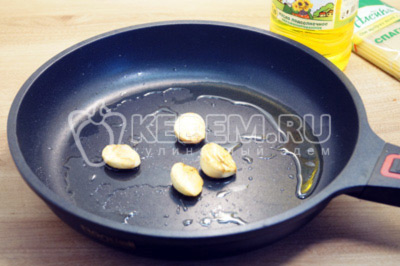 На сковороде разогреть 2 ст. ложки натурально нерафинированного подсолнечного масла ТМ «Алейка», от щедрых полей Алтая,  и обжарить чеснок 1-2 минуты.