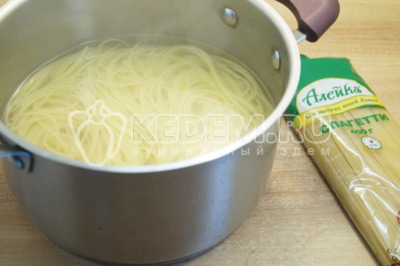 Воду в кастрюле вскипятить и посолить по вкусу. Отварить спагетти ТМ «Алейка» до готовности.