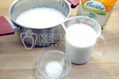 Добавить молоко и соль, варить на медленном огне 12-15 минут.