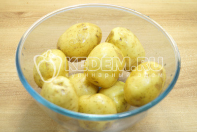 Молодой картофель промыть и обсушить.