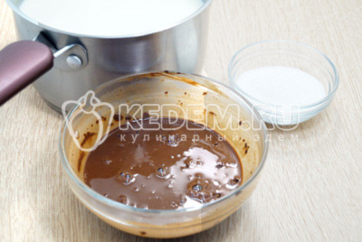 В горячее молоко добавить заваренное какао и 3 ст. ложки сахара.