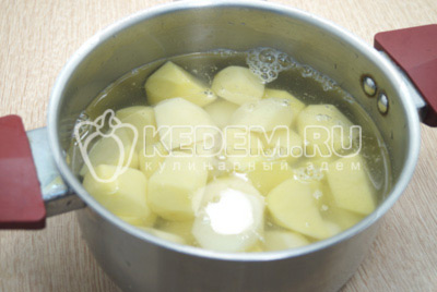 Нарезать картофель на части и залить водой. Варить до готовности 20 минут.