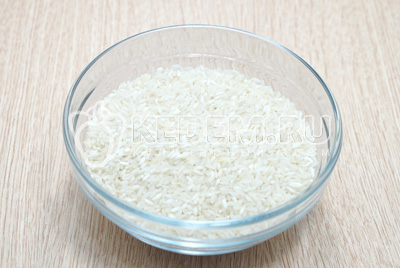 Отмерить 150 грамм риса и промыть.
