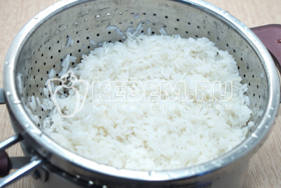 Готовый рис откинуть на дуршлаг, промыть холодной водой, дать полностью стечь воде.