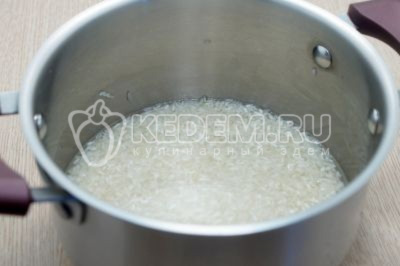 100 грамм риса промыть и выложить в кастрюлю. Залить 300 мл воды и варить 15 минут, до готовности.