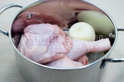 Сложить курицу и луковицу в кастрюлю.