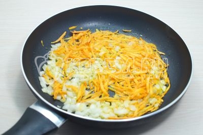 Обжарить лук и морковь, помешивая 3-4 минуты.