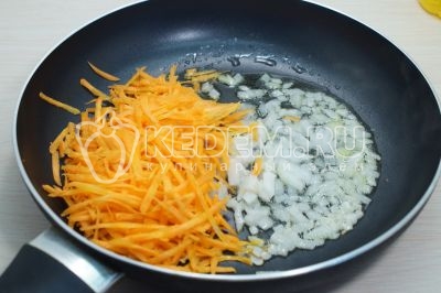Добавить мелко нашинкованную луковицу и 1 тертую морковь. Обжарить 2-3 минуты помешивая.
