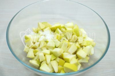 3-4 яблока хорошо вымыть и обсушить. Очистить от сердцевины.