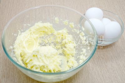 Добавить 5 яиц по одному к маслу с сахаром и продолжать взбивать 7-8 минут.