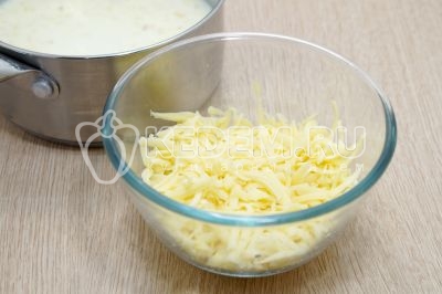 200 грамм сыра натереть на терке. Добавить тертый сыр и готовить помешивая 1-2 минуты.