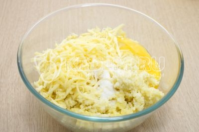 Свареное пшено переложить в миску, добавить 50 грамм тертого сыра, 1 яйцо и щепотку соли. Хорошо перемешать.