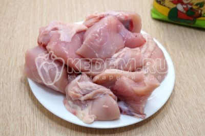 400 грамм курицы порезанной кусочками промыть и обсушить.