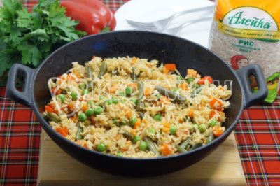 Жареный рис с овощами готов