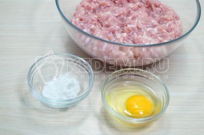 В миске смешать 700 грамм куриного фарша, 1 яйцо и 1 чайную ложку соли.