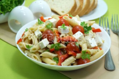Овощной салат с макаронами и сыром