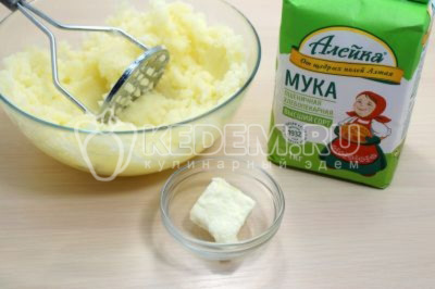 Переложить картофель в миску и потолочь толкушкой в пюре. Добавить в картофельное пюре 20 грамм сливочного масла.