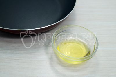 На сковороде разогреть 3 столовые ложки растительного масла.