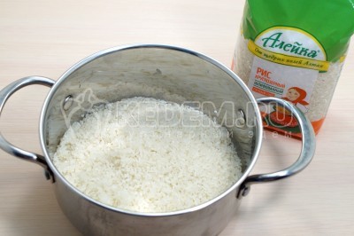 Рис промыть и высыпать в кастрюлю.