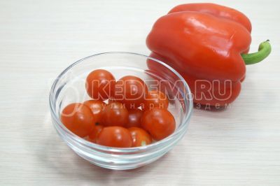Чтобы приготовить салат с фетаксой и помидорами черри, нужно 10-12 помидорок черри и болгарский перец вымыть и обсушить.