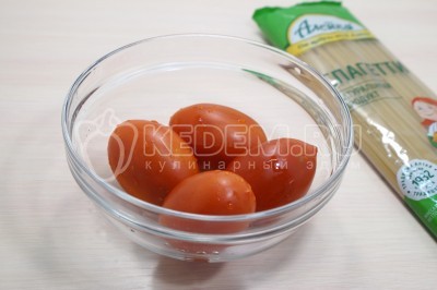 4 спелых помидора выложить в миску.
