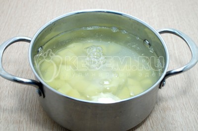 В кастрюлю влить 2 литра воды и добавить картофель, после закипания варить на среднем огне 3-4 минуты.