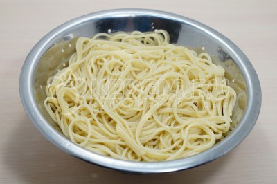 Спагетти откинуть на дуршлаг.
