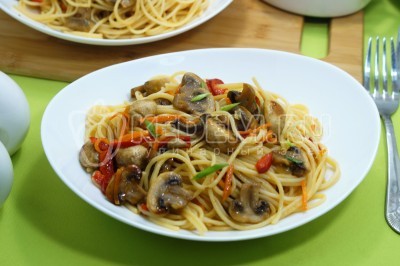 Спагетти с грибами без сливок готовы