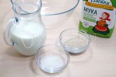 В миске смешать 300 миллилитров теплого молока, добавить 1 чайную ложку сухих дрожжей и 1 столовую ложку сахара.