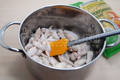 Добавить куриное филе и обжарить 2-3 минуты, помешивая.