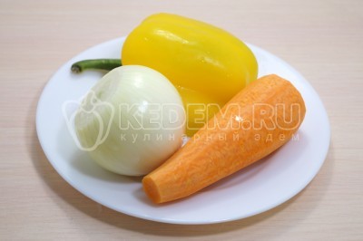 Очистить луковицу, морковь и половинку свежего болгарского перца.