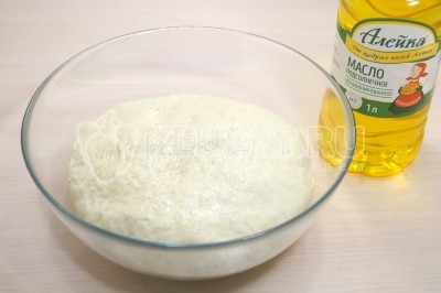 Выложить тесто для пирога в сухую миску, смазать подсолнечным маслом ТМ «Алейка».