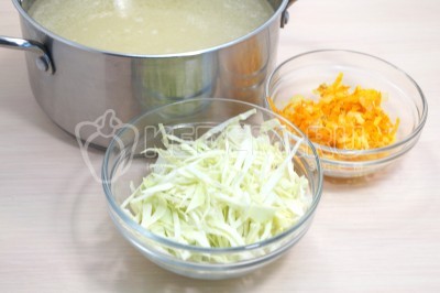 Добавить нашинкованной белокочанной капусты и обжаренные овощи.