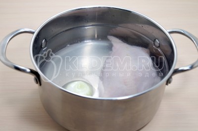 В кастрюлю влить 3 литра воды, добавить курицу и луковицу. Варить 1-1,5 часа, снять пену.