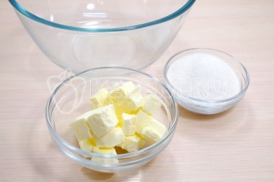 100 грамм сливочного масла нарезать кубиками и добавить 100 грамм сахара.