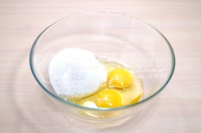 В миске взбить венчиком 2 яйца и 100 грамм сахара.