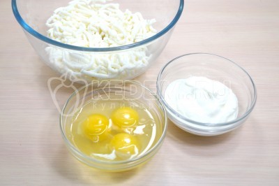 Добавить 3 яйца и 150 грамм сметаны 15% жирности.