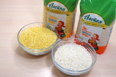 Чтобы приготовить кашу Дружбу, первым делом необходимо отмерить 100 грамм пшена и 100 грамм круглозерного риса.
