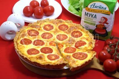 Открытый пирог с помидорами и сыром