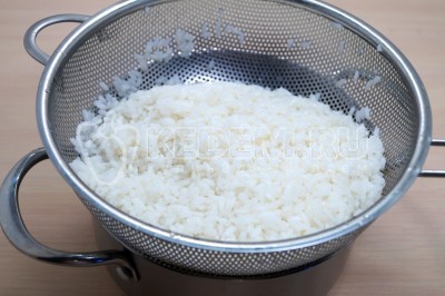 Рис откинуть на дуршлаг и быстро промыть холодной чистой водой, рис станет рассыпчатым.