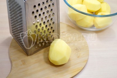 Натереть картофель и лук на крупной терке в большую миску. Отжать лишнюю жидкость.