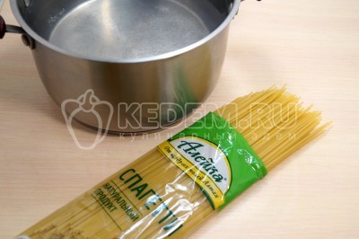 Добавить 400 грамм спагетти.