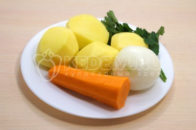 Очистить луковицу, морковь и 3-4 картофелины. Зелень петрушки промыть.