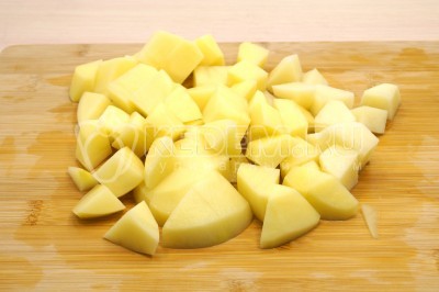  4-5 картофелины нарезать кубиками.