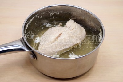 Сварить куриное филе до готовности, 15-20 минут на среднем огне. Остудить в бульоне.