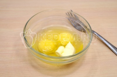 2 яйца взбить в миске с 1 столовой ложкой майонеза и 1 щепоткой соли.